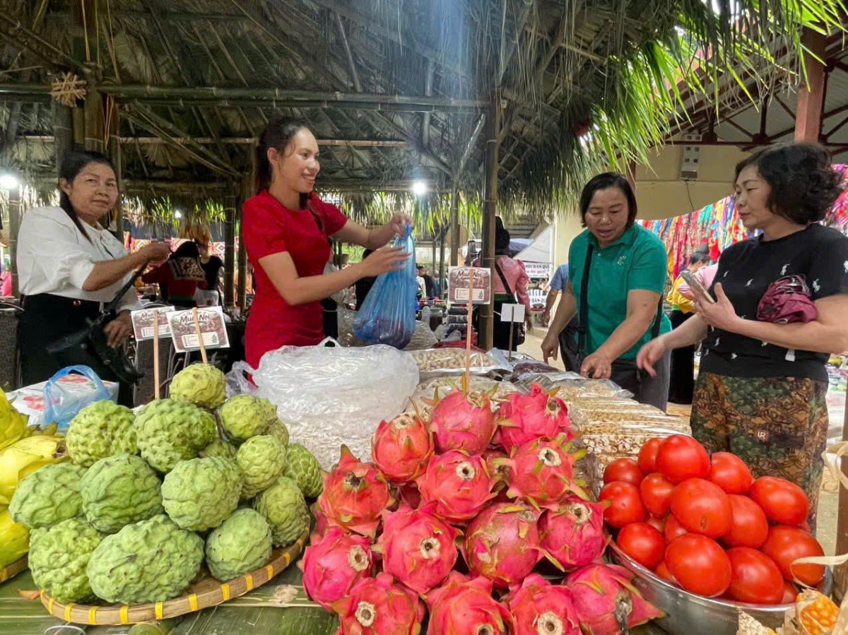 Hoa quả sạch là mặt hàng được người dân chọn mua (Ảnh: Thanh Thuỷ)