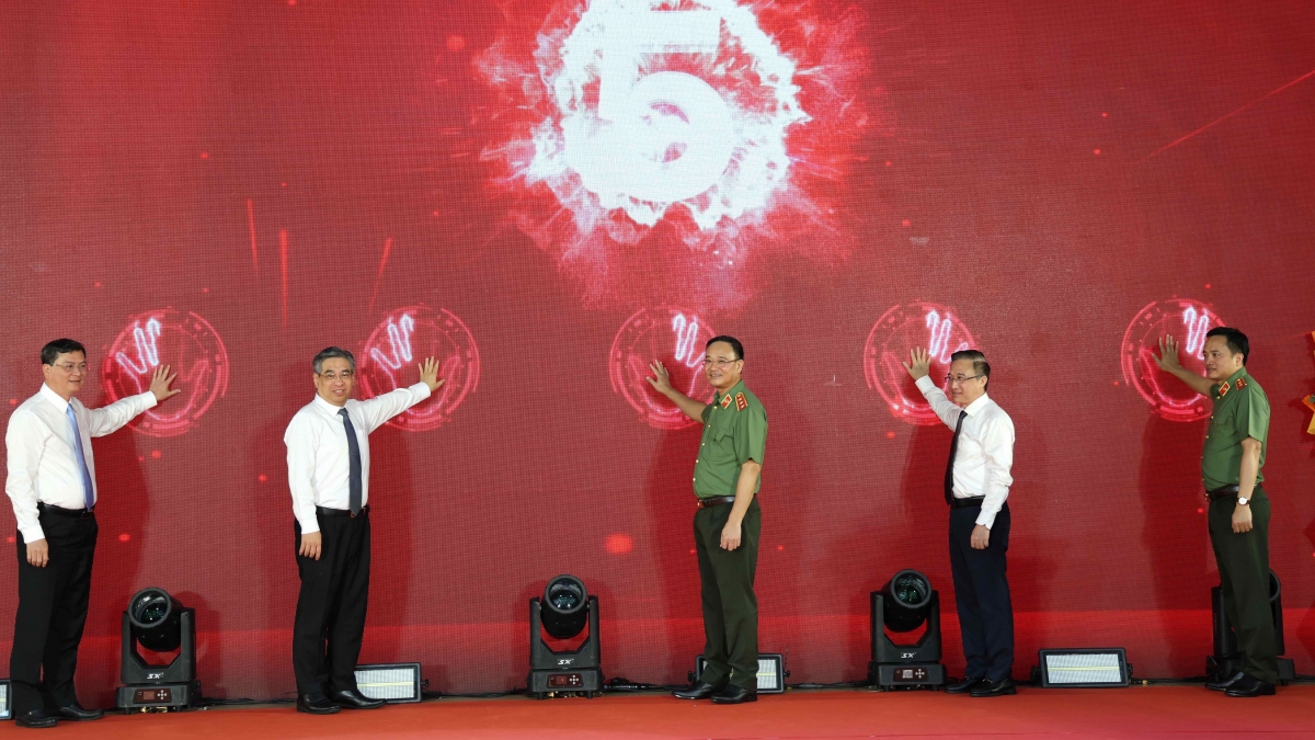 Lãnh đạo Bộ Công an, Thành uỷ, UBND TP.HCM và Công an TP.HCM thực hiện nghi thức khai bút mở trường. Ảnh: Tỷ Huỳnh/VOV TPHCM