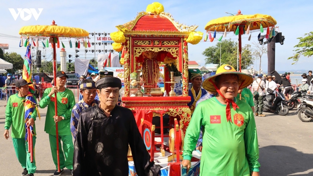Adat raok yang, banah adat di Danaok Dinh Vạn Thủy Tú
