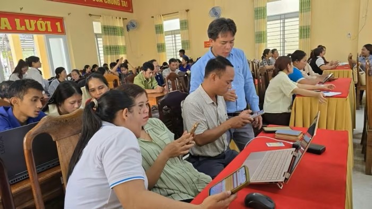...hướng dẫn trực tiếp, kết hợp thực hành trên các nền tảng số...