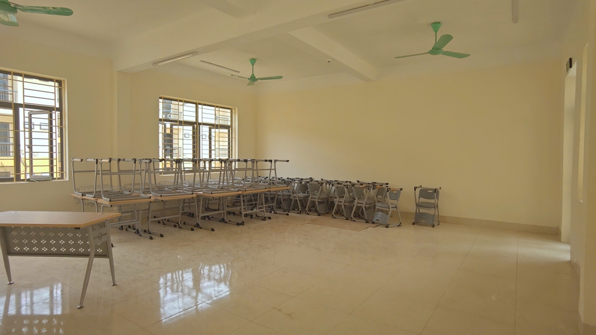 Phòng học được vệ sinh, sắp xếp gọn gàng, chờ đón học sinh vùng biên đến trường. Ảnh: Thanh Thủy-Trấn Long/VOV Tây Bắc