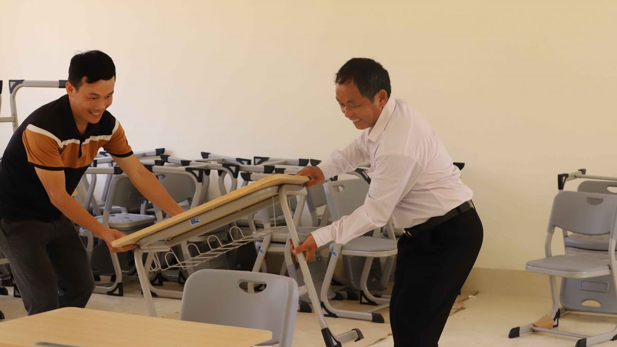 Các thầy, cô giáo đến trường từ sớm, sắp xếp phòng học trong tâm trạng phấn khởi. Ảnh: Thanh Thủy-Trấn Long/VOV Tây Bắc