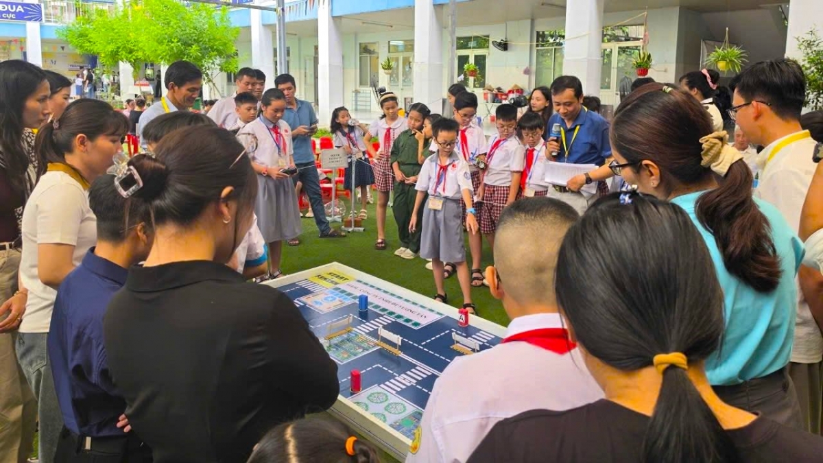 Việc sắp xếp phải đảm bảo việc học tập không bị gián đoạn. Ảnh: Nguyễn Đắc Hồng Phương