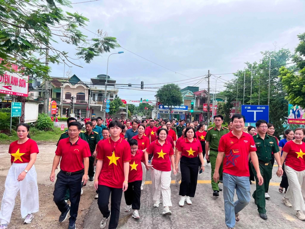 Quân và dân cùng tham gia đi bộ. Ảnh: UBND xã Anh Sơn.