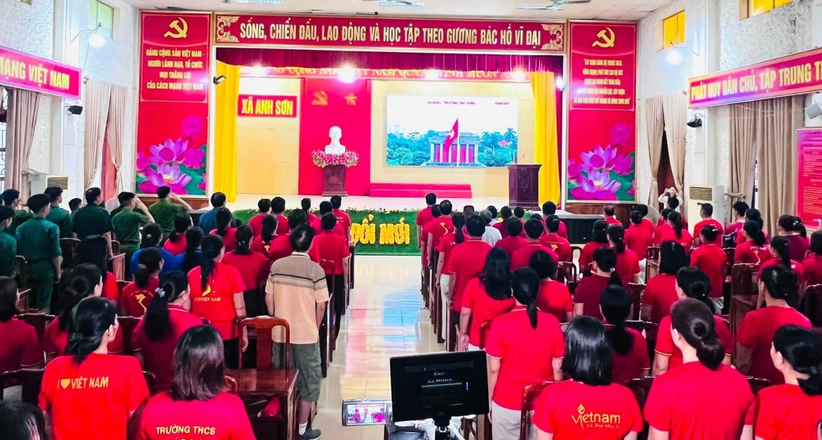 Các lực lượng xã Anh Sơn theo dõi lễ phát động tại điểm cầu Trung ương (Ảnh: UBND xã Anh Sơn)