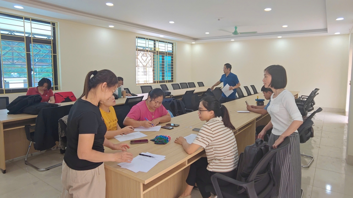 Cùng với đó rà soát hồ sơ tuyển sinh, hoàn tất danh sách học sinh để phân lớp trước ngày tựu trường. Ảnh: Thanh Thủy-Trấn Long/VOV Tây Bắc