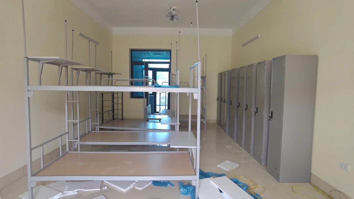 Khu ký túc xá, nhà ăn, phòng y tế...đã được tập kết đầy đủ trang thiết bị và dự kiến hoàn tất công tác lắp đặt trong tuần tới. Ảnh: Thanh Thủy-Trấn Long/VOV Tây Bắc