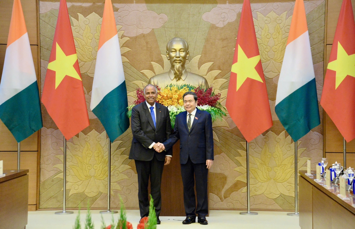 Khua git gai pơ ala mơnuih ƀôn sang dêh čar ơi Trần Thanh Mẫn hăng Khua git gai pơ ala mơnuih ƀôn sang dêh čar Bờ Biển Ngà