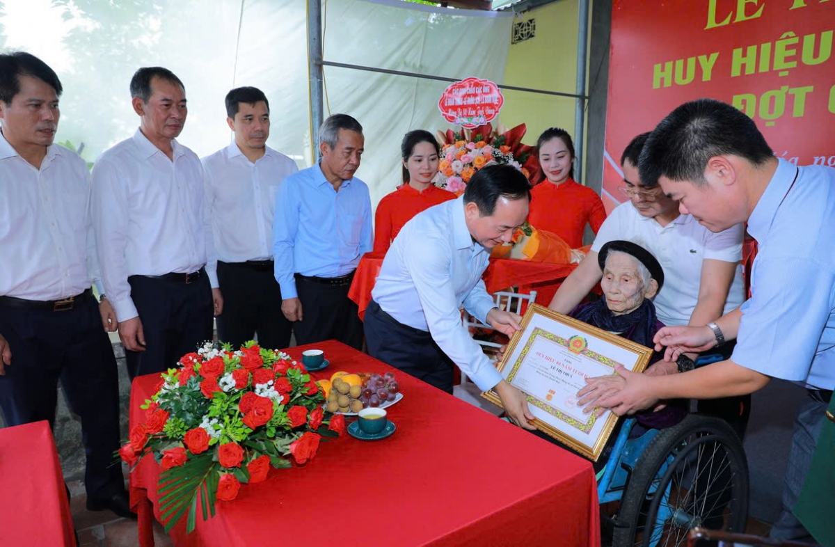 Kơdră Anih tơroi tơbăt kơ Trung ương Trịnh Văn Quyết pơjao Grat 80 sơnăm jang Đảng ăn kơ yă Lê Thị Thủy, oei tơ̆ plei Trung Thôn, xăh Thọ Long