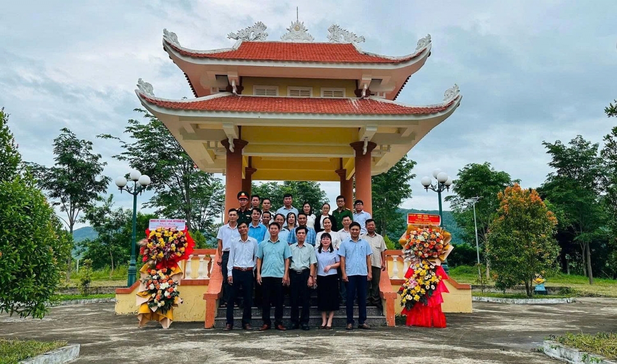 
Anih ƀlŏk kơdơ̆r găh tơdrong pơjing Chi ƀô̆ Đảng mă blŭng tơ̆ Cheo Reo ‘nŏh jĭ anih ƀrê vă pơtho tơƀôh tơdrong juăt jang kăch mang