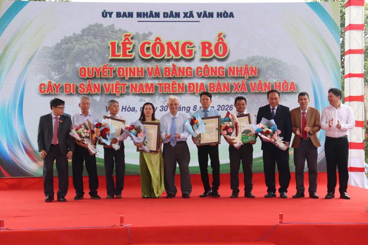 Đại diện chính quyền địa phương và người dân xã Vân Hoà, tỉnh Đắk Lắk nhận danh hiệu cây di sản. Ảnh: Lê Biết