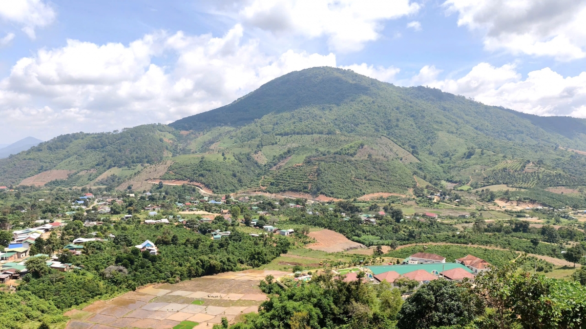 Người dân vùng dân tộc thiểu số của tỉnh Lâm Đồng đang có sự thay đổi rất tích cực, quan tâm chăm lo việc học tập của con em. Ảnh: Khoa Điềm