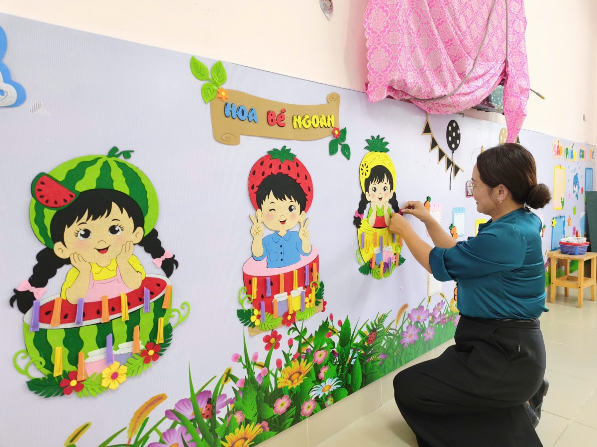 Cô giáo vùng đặc biệt khó khăn Đam Rông 4, tỉnh Lâm Đồng chăm chút từng chi tiết chờ đón các em học sinh trở lại trường. Ảnh: Khoa Điềm