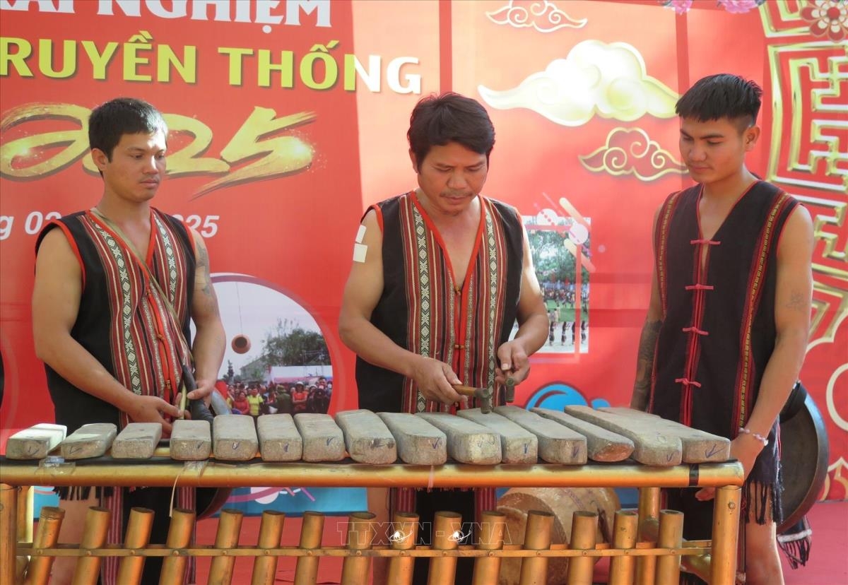 Mơnuih kơhnâo gru đưm A Thu atông čing boh pơtâo. Rup TTXVN