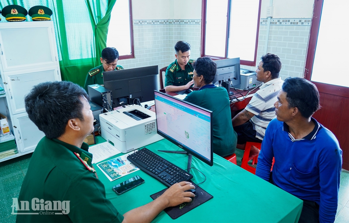 Urang jakar Balai Pasang iek Bien phong Kinh Dài, Balai Bien phong Tây Yên tacei ba urang nao tasik mek trun pham mem pasang iek gilai ikan meng smart phone.