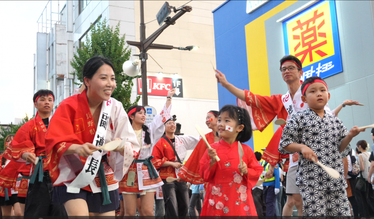Chị Nguyễn Hà Thủy - Chủ tịch Hội Phụ nữ Nagano, và đoàn Việt Nam hòa mình vào trong các điệu múa của lễ hội - Ảnh: VOV/Tokyo