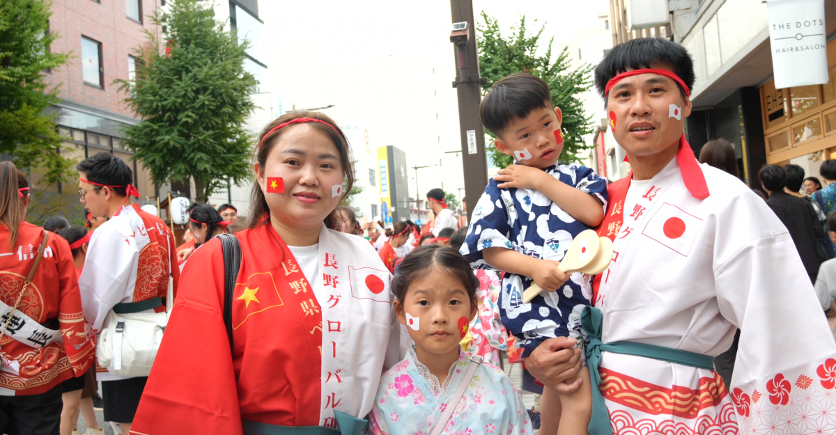 Một gia đình người Việt bày tỏ niềm vui, hạnh phúc và hân hoan khi tham gia lễ hội - Ảnh: VOV/Tokyo