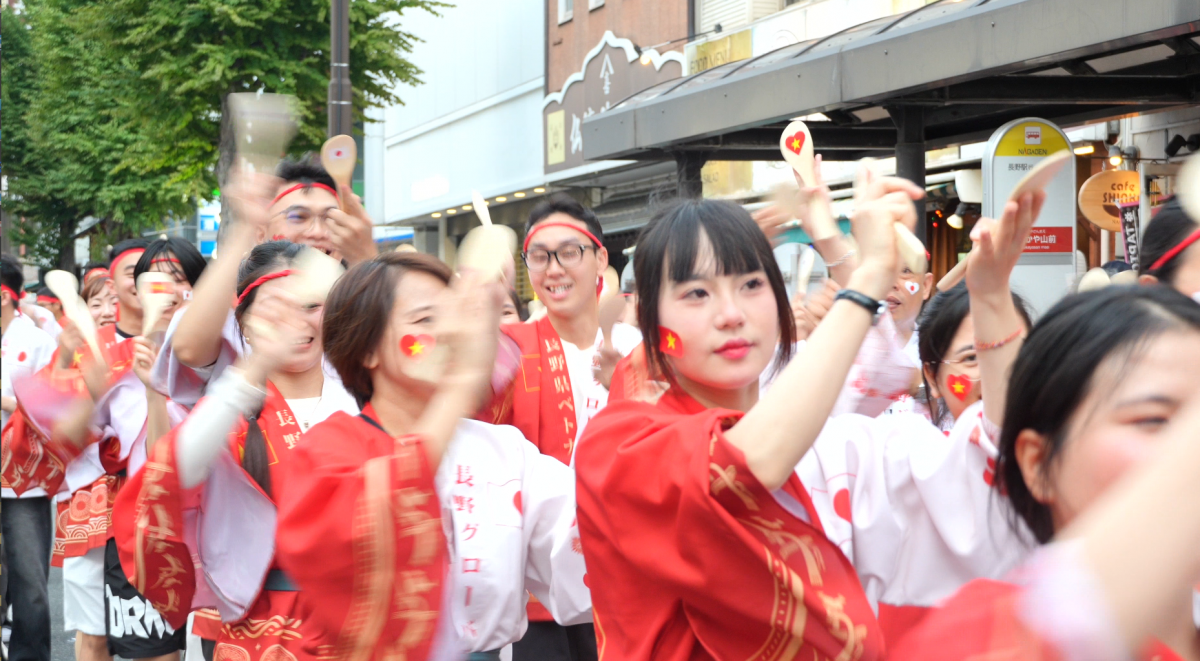 Dù mới lần thứ 2 tham gia nhưng đoàn Việt Nam là đoàn nước ngoài đông nhất từng tham gia lễ hội địa phương tại Nagano - Ảnh: VOV/Tokyo