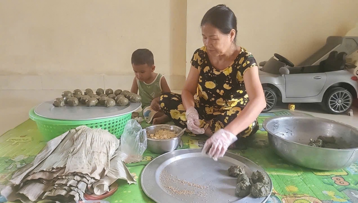 Tết Rằm tháng Bảy là cái tết lớn thứ hai trong năm, người Tày, Nùng làm bánh gai để thờ cúng tổ tiên, giáo dục con cháu đạo lý "Uống nước nhớ nguồn".