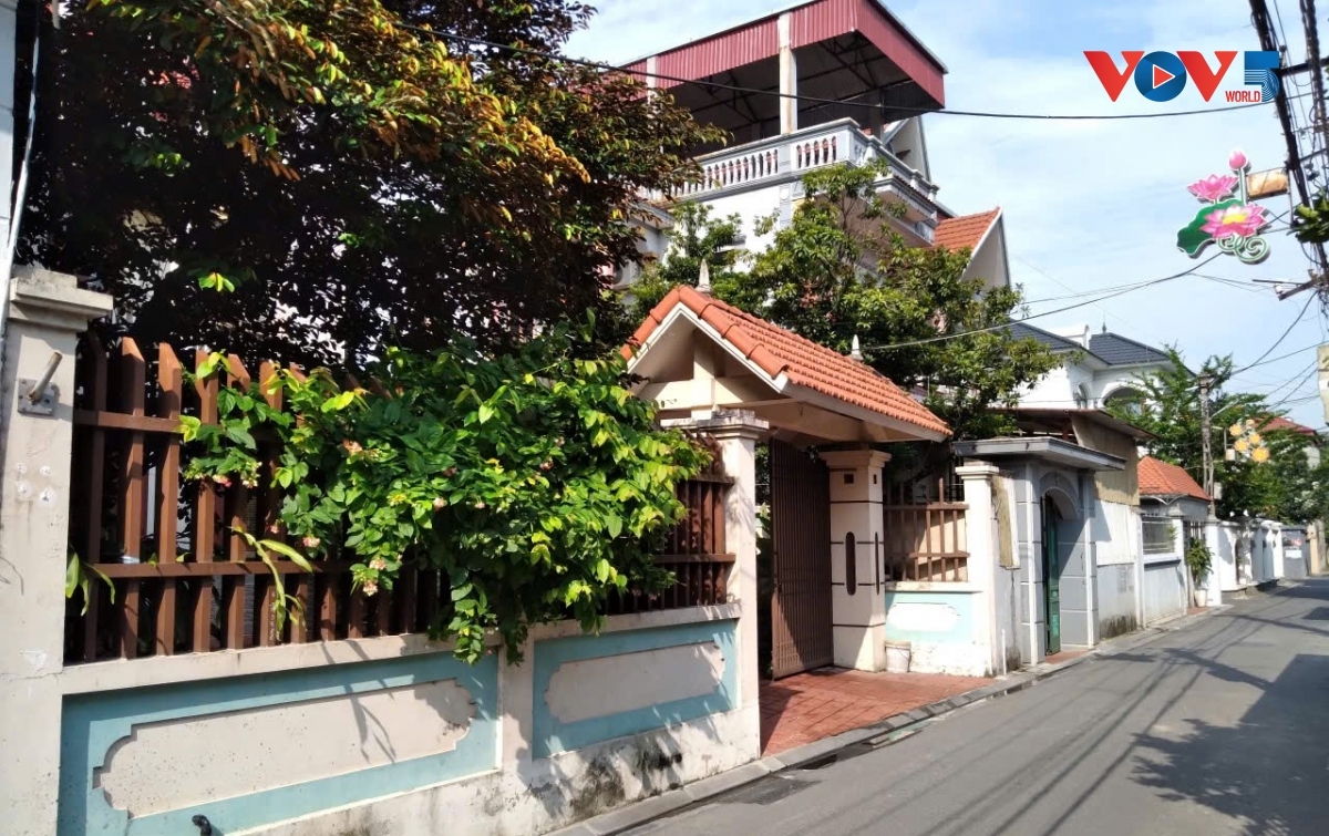 Những ngôi nhà cao tầng kiên cố, biệt thự mọc lên san sát,... tại xã Thư Lâm. Ảnh: Kim Liễu/VOV5