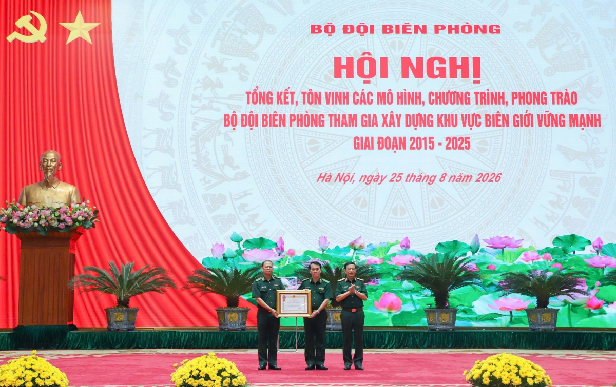 Đại tướng Phan Văn Giang trao tặng Huân chương Lao động hạng Nhất
cho Bộ Tư lệnh Bộ đội Biên phòng - Ảnh: Ngọc Lâm.