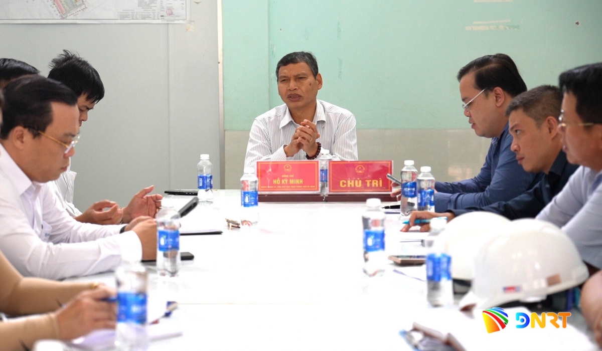 Phó Chủ tịch Thường trực UBND thành phố Hồ Kỳ Minh kiểm tra tại Trường Phổ thông nội trú liên cấp Tiểu học - THCS Avương. Ảnh: HIỀN THÚY