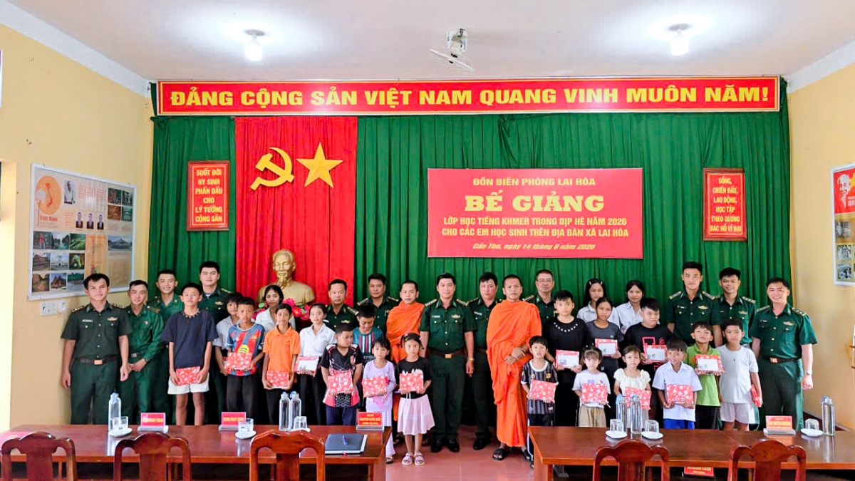 Các đại biểu chụp hình lưu niệm với các em học sinh tại buổi lễ bế giảng. Ảnh: Thạch Hồng.
