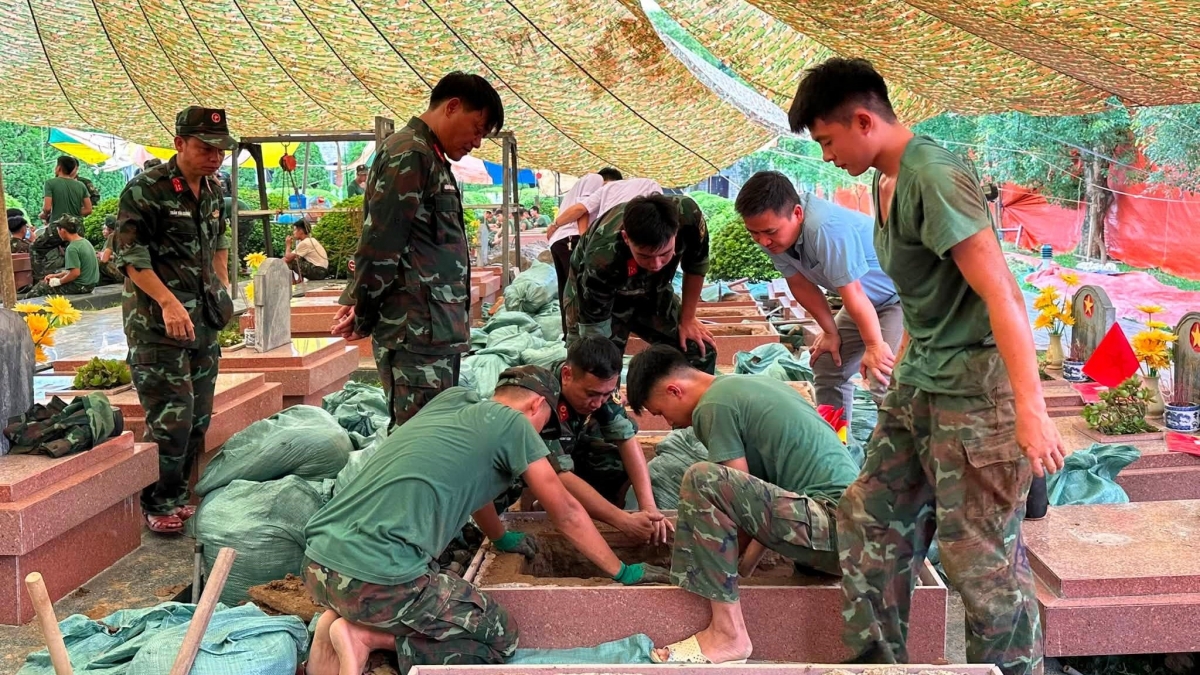 Các lực lượng thực hiện lấy,mẫu sinh phẩm nhằm xác định danh tính. Ảnh: Vũ Lợi