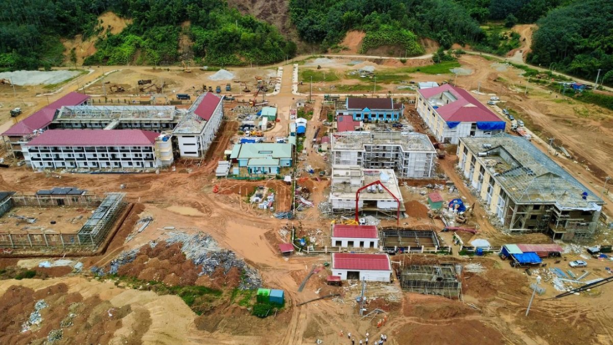 Các nhà thầu đang nỗ lực hoàn thiện các điểm trường liên cấp vùng biên