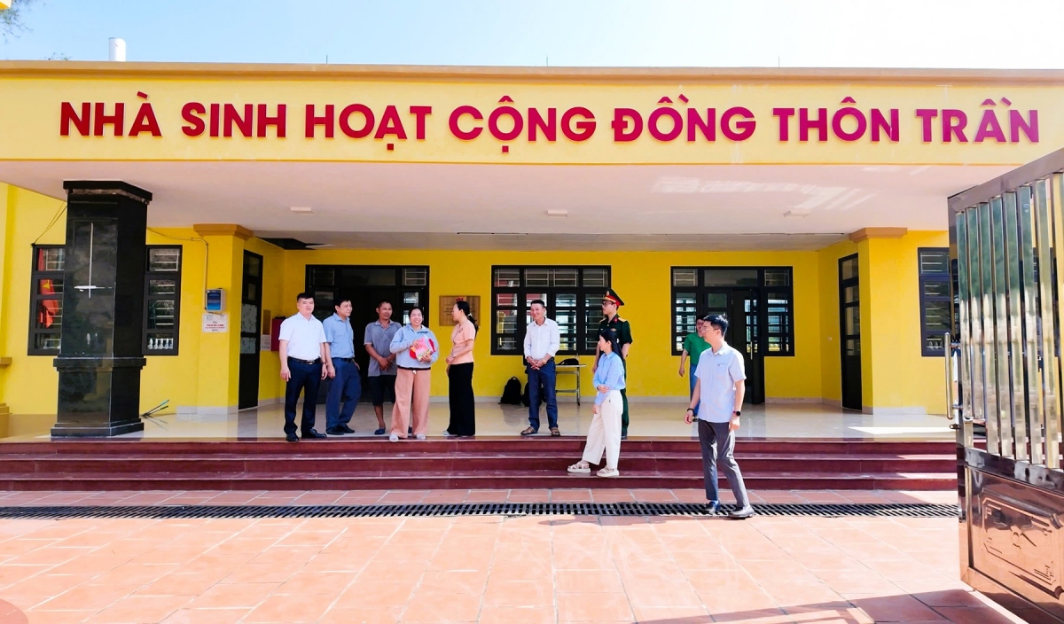 Các nhà văn hoá trang hoàng chuẩn bị cho ngày 16/8. Ảnh: Trường Giang
