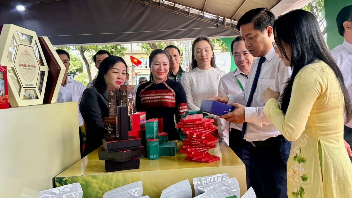 Các sản phẩm OCOP và đặc sản địa phương cũng được giới thiệu tại sự kiện. Ảnh: Hương Lý.