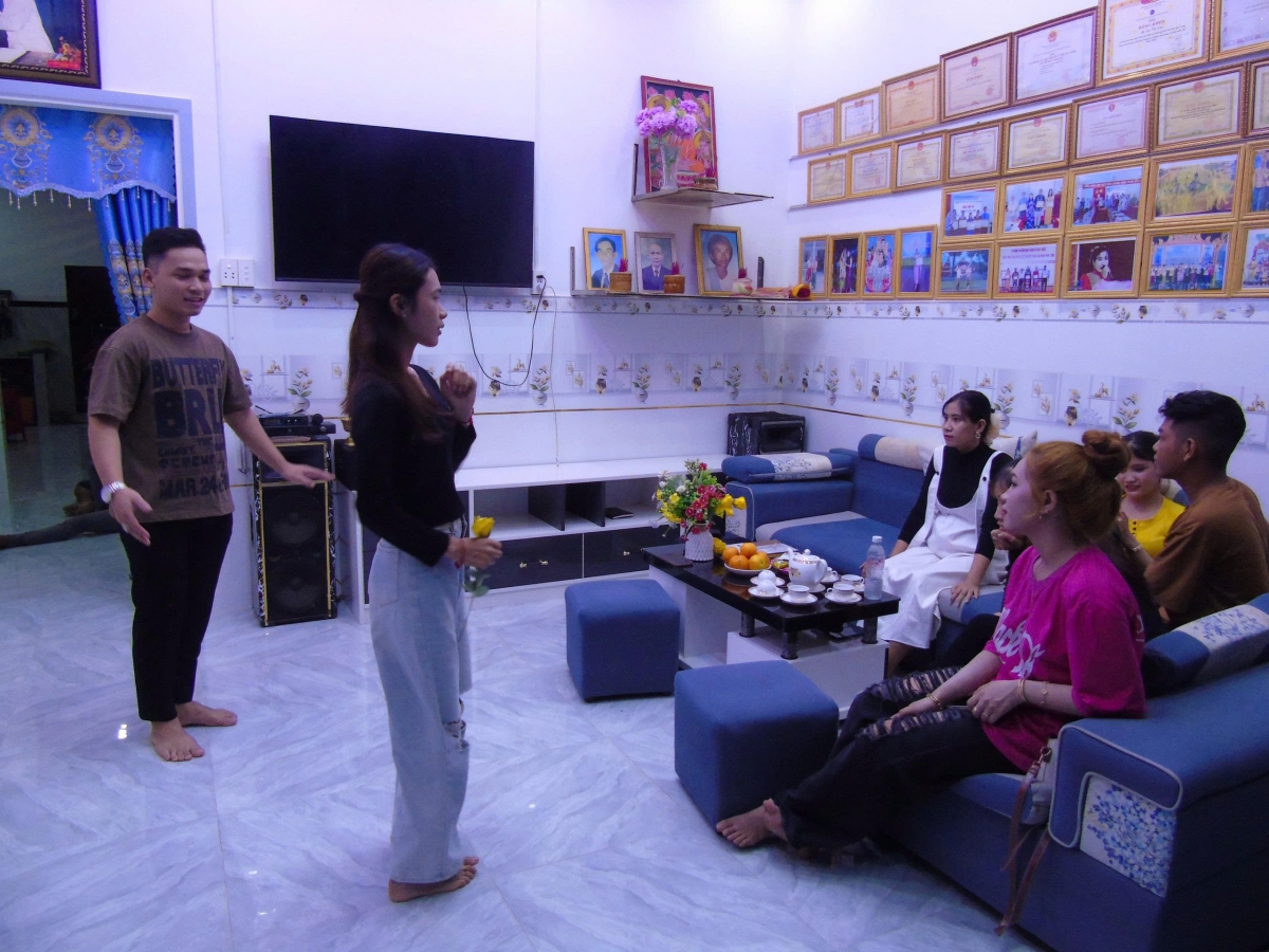 Các thành viên Câu lạc bộ say sưa tập luyện