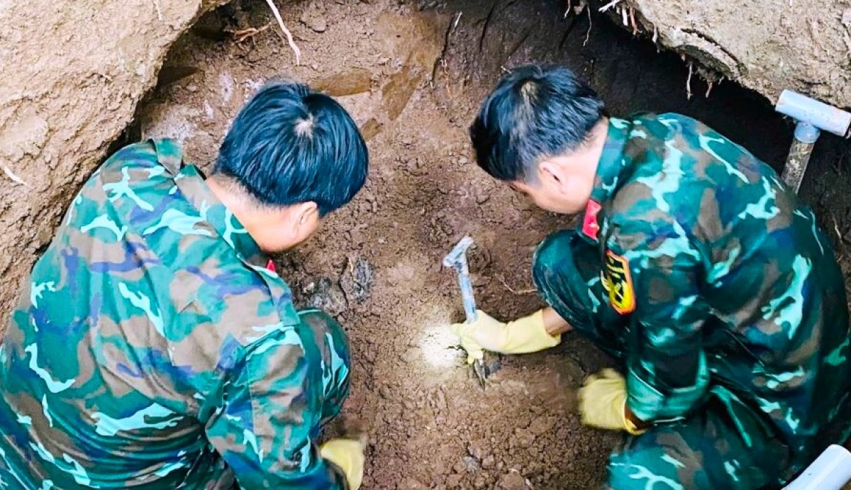 cán bộ, chiến sĩ Đội K91, Phòng Chính trị, Bộ Chỉ huy Quân sự tỉnh Đồng Tháp thực hiện nhiệm vụ tìm kiếm, cất bốc, quy tập hài cốt liệt sĩ