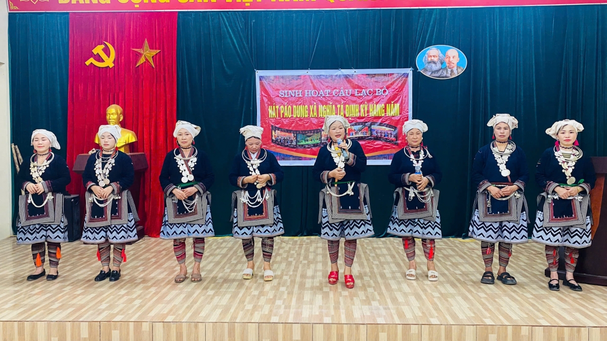 Câu lạc bộ hát Páo Dung của người Dao Tiền thôn Bản Ca duy trì sinh hoạt thường xuyên
 (Ảnh: Công Luận)