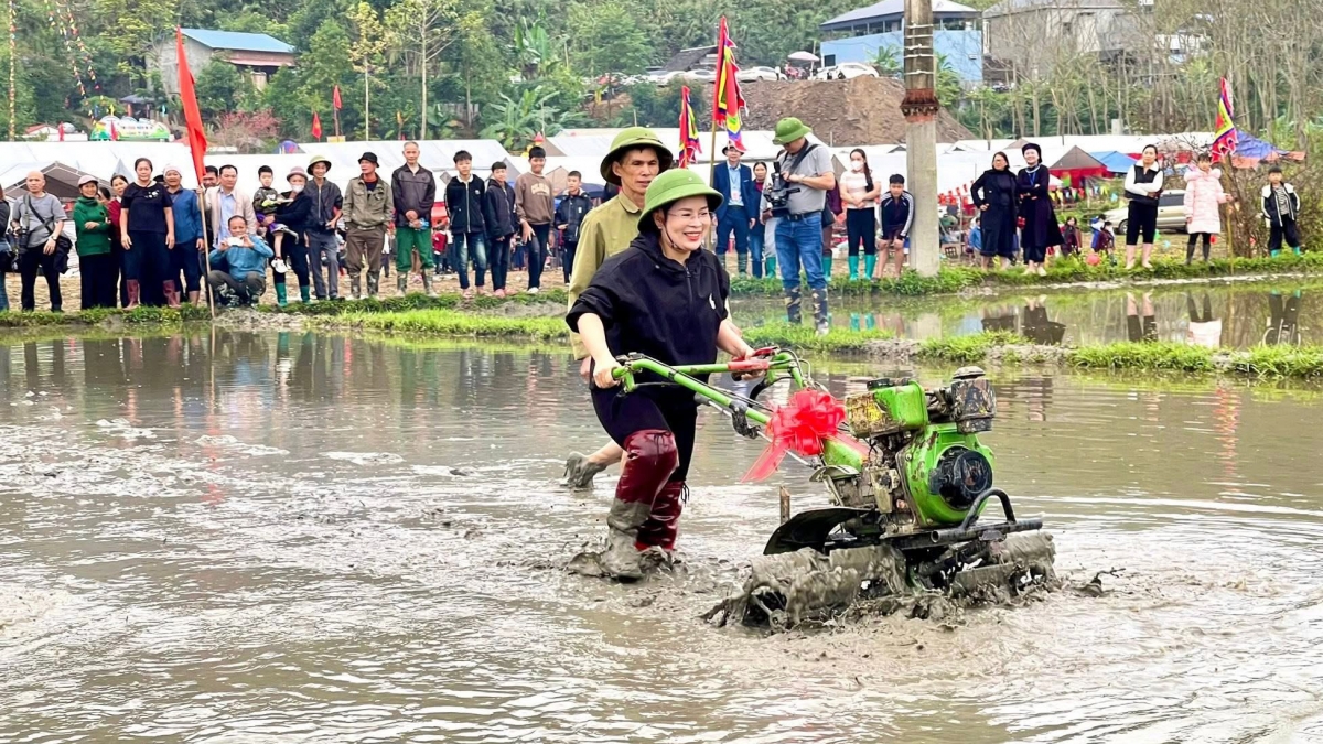 Bí thư xã Bạch Thông Ma Thị Mận tham gia Lễ hội xuống đồng cùng bà con nông dân. Ảnh: Công Luận/VOV Đông Bắc