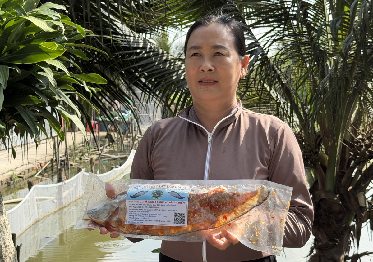 Chị Đặng Thị Loan với sản phẩm cá thát lát tẩm gia vị đạt OCOP 3 sao