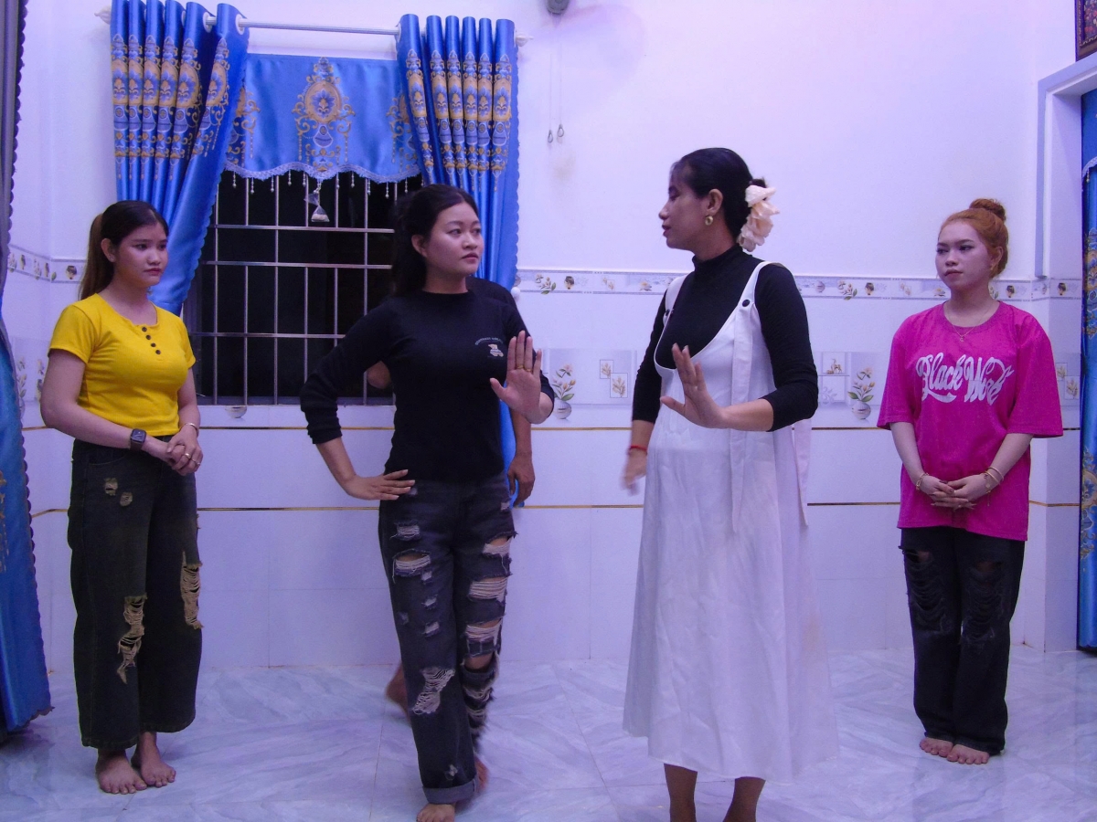 Chị Sơn Thị Diệu (áo đen trắng) đang hướng dẫn các thành viên trong câu lạc bộ biểu diễn dù kê