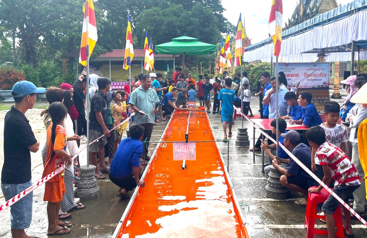 Cuộc thi ghe Ngo mini có 50 bé tham gia. Ảnh: Trần Hiếu
