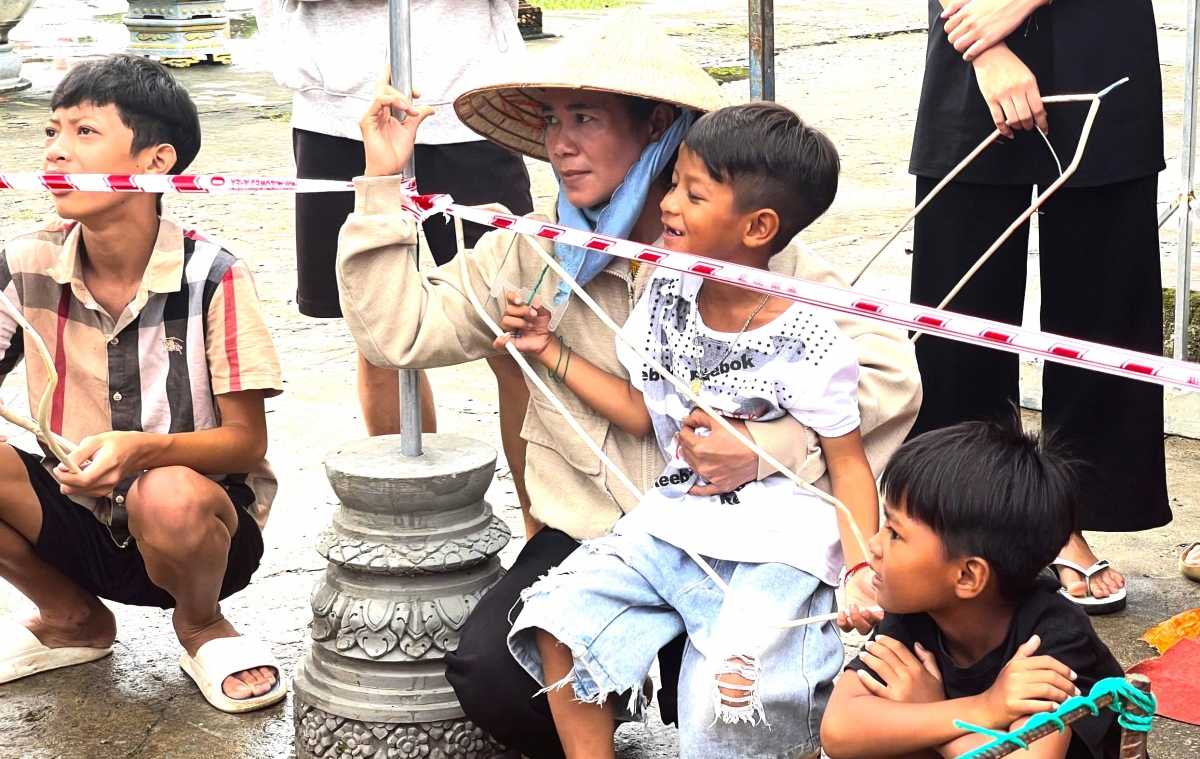 Các bé đến với môn thi truyền thống với niềm vui. Ảnh: Trần Hiếu