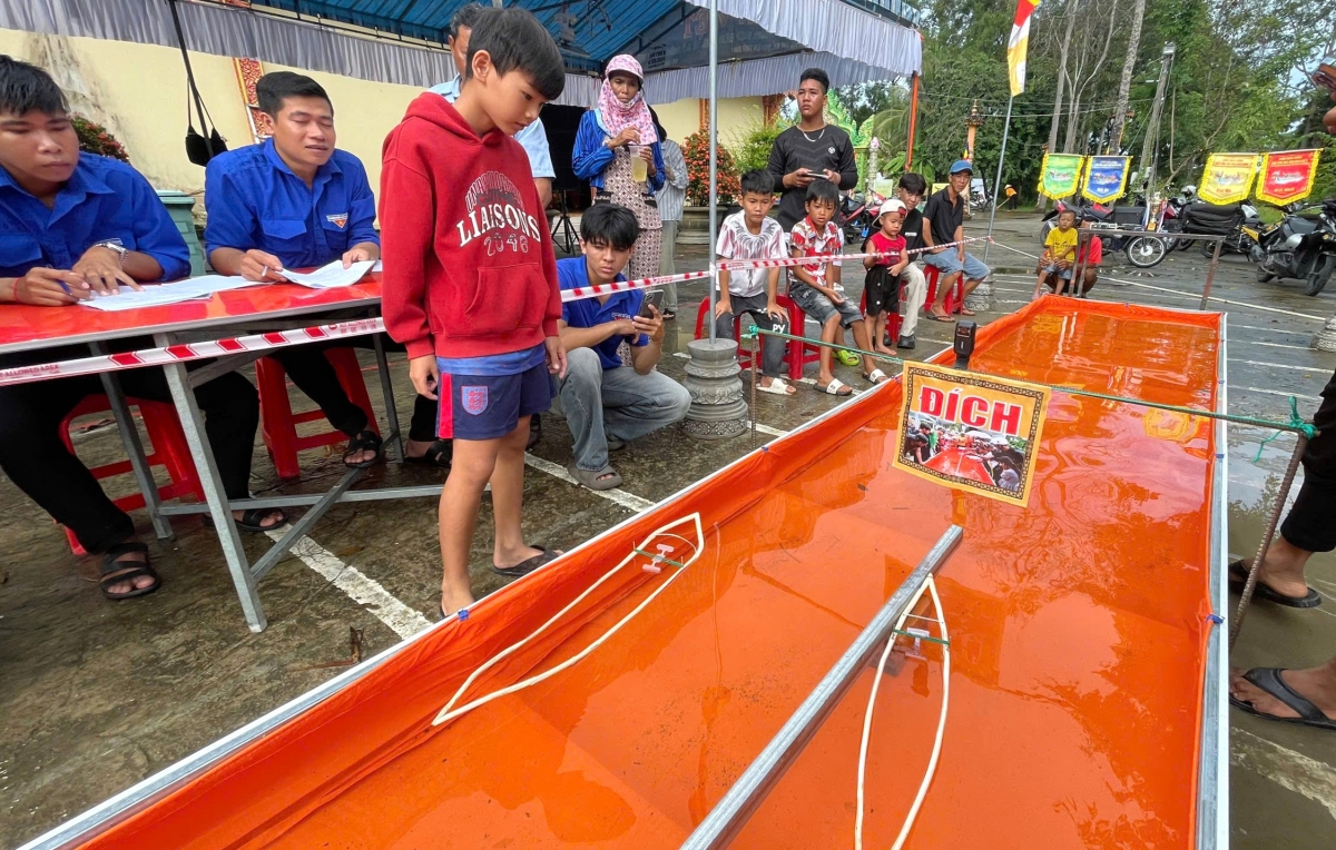Đường đua dài khoảng 3m mang lại sự thú vị cho trẻ. Ảnh: Trần Hiếu