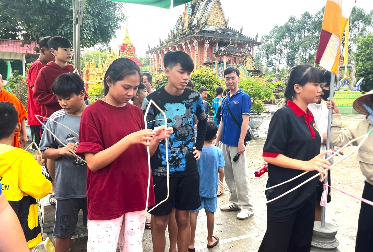 Sân chơi hè còn hướng đến giúp các bé biết sử dụng rác thải thông minh. Ảnh: Trần Hiếu