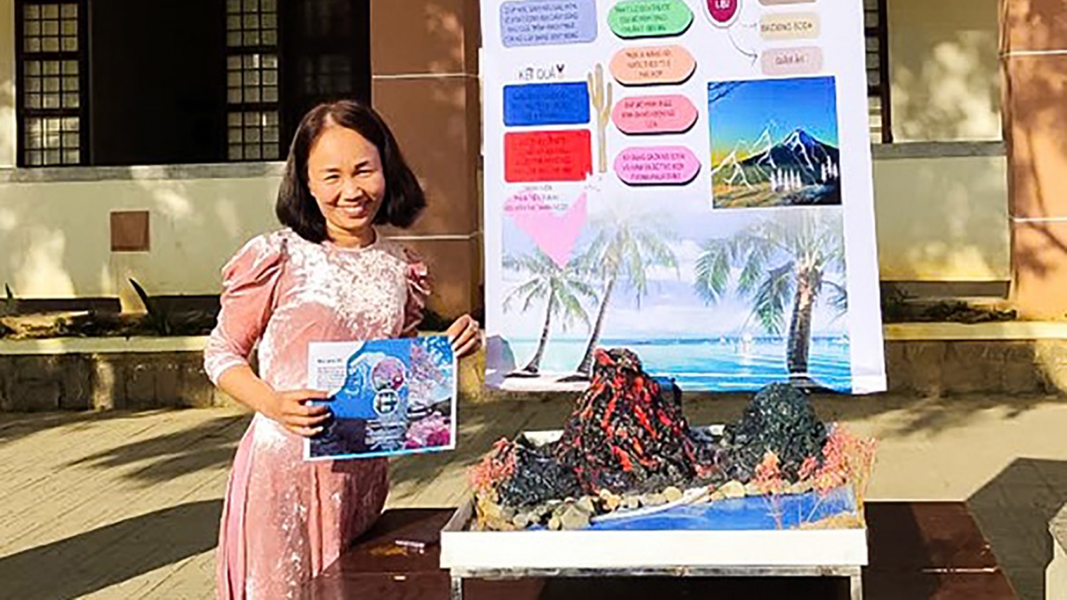 Cô giáo Nguyễn Thị Hương Giang, Trường THPT Phan Đình Phùng, xã Đam Rông
học Bác từ chữ “Thương”. Ảnh: Nhân vật cung cấp.
