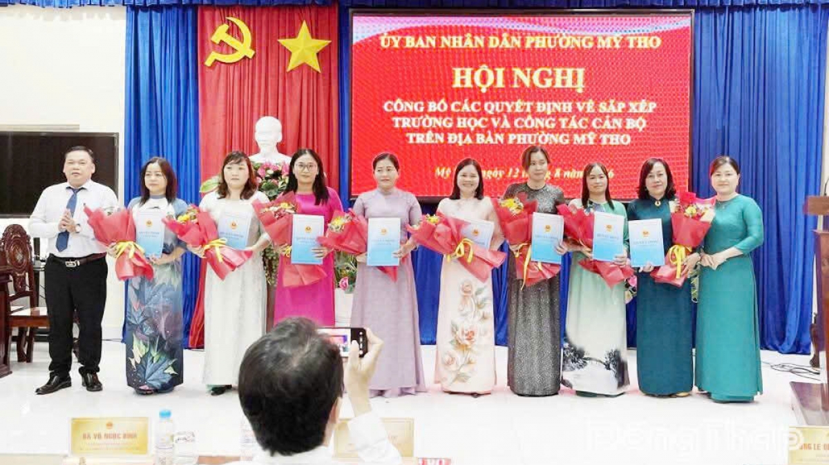 Công bố các quyết định bổ nhiệm BGH các trường trên địa bàn phường Mỹ Tho, tỉnh Đồng Tháp. Ảnh: Chu Trinh.