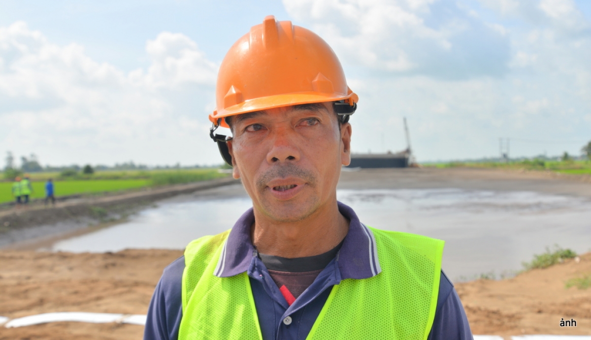 Công nhân Nguyễn Văn Út Nhỏ, đang làm việc tại công trường chia sẻ