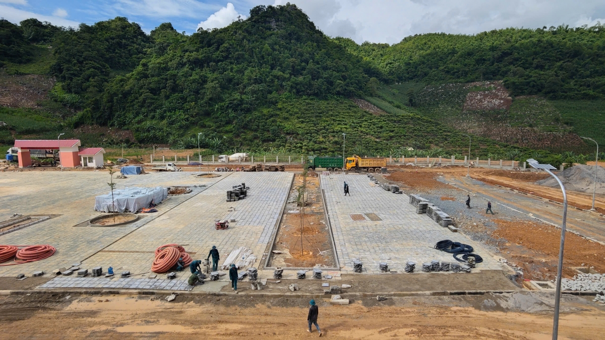Công trình Trường Phổ thông nội trú liên cấp Tiểu học và Trung học cơ sở xã Phiêng Pằn hối hả không khí thi công (Ảnh: Trấn Long)