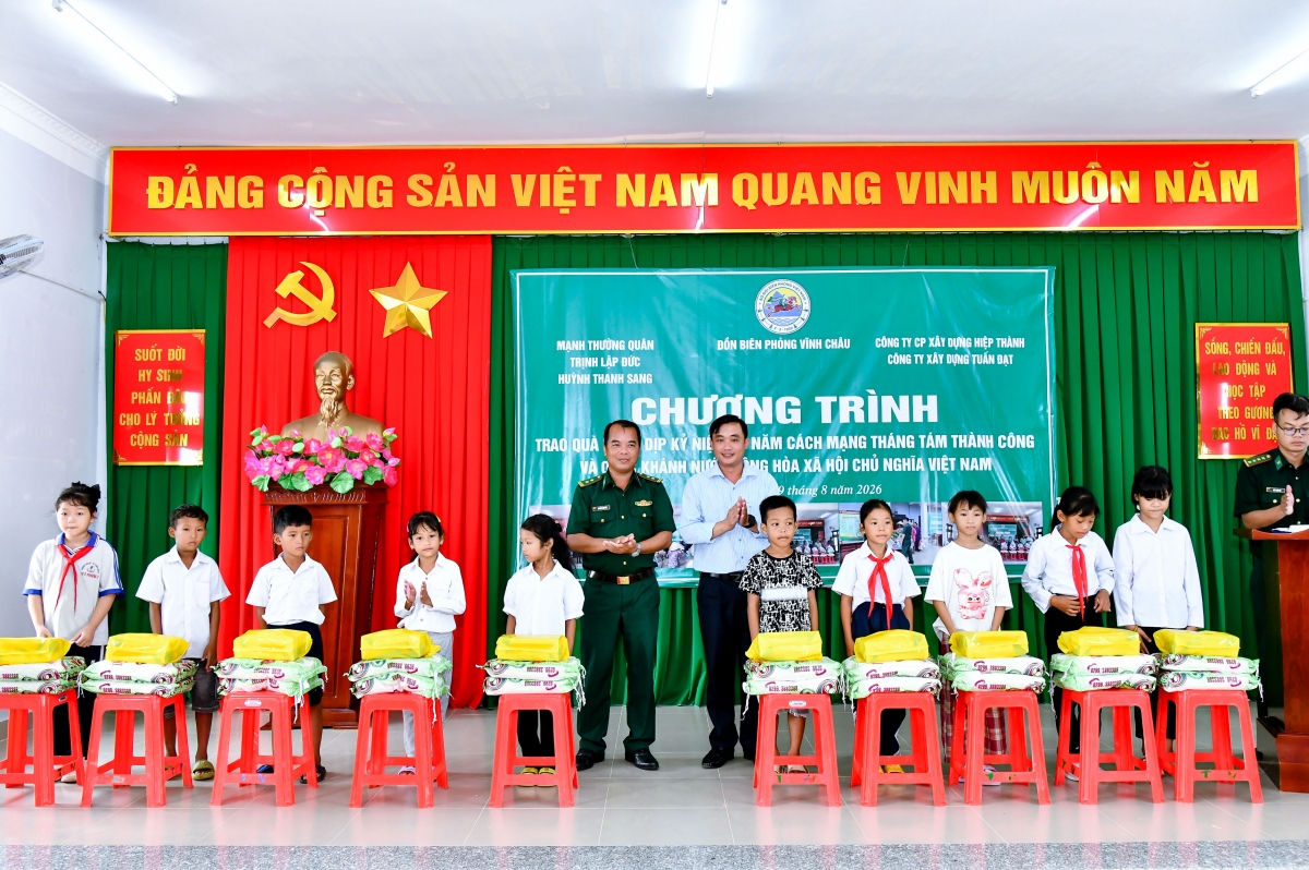 Đại điện đồn Biên phòng Vĩnh Châu, mạnh Thường quân và lãnh đạo UBMTTQ Việt Nam phường Vĩnh Châu trao quà cho các em học sinh và các hộ gia đình có hoàn cảnh khó khăn tại chương trình. Ảnh: Thạch Hồng