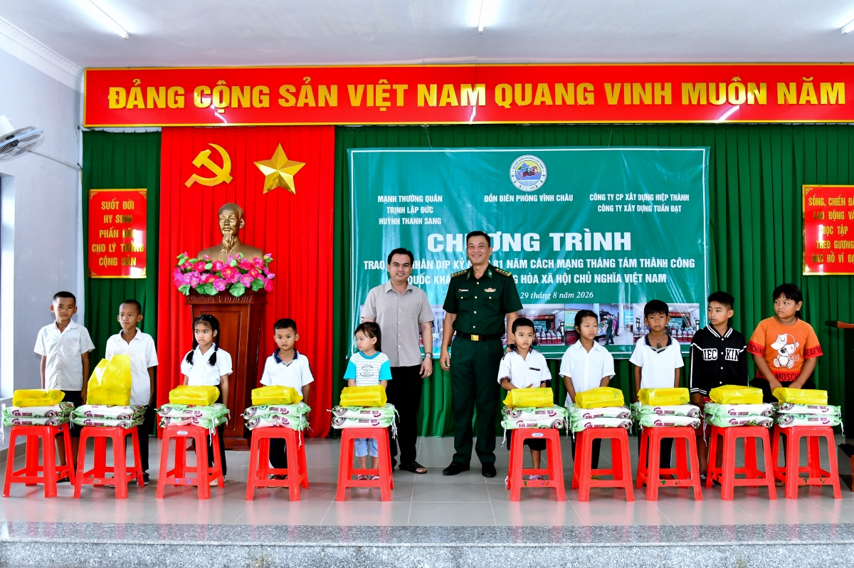 Thượng tá Phạm Nguyễn Thế Phong, Ủy viên Ban Thường vụ Đảng ủy, Chủ nhiệm Chính trị, Ban chỉ huy Bộ đội Biên phòng thành phố Cần Thơ và đại diện mạnh thường quân trao quà cho các em học sinh tại chương trình. Ảnh: Thạch Hồng