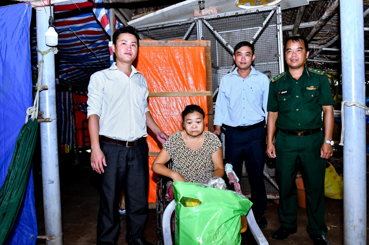 Ban tổ chức tổ chức đến tận nhà trao quà cho các hộ gia đình có hoàn cảnh khó khăn vùng sâu vùng xa. Ảnh: Thạch Hồng