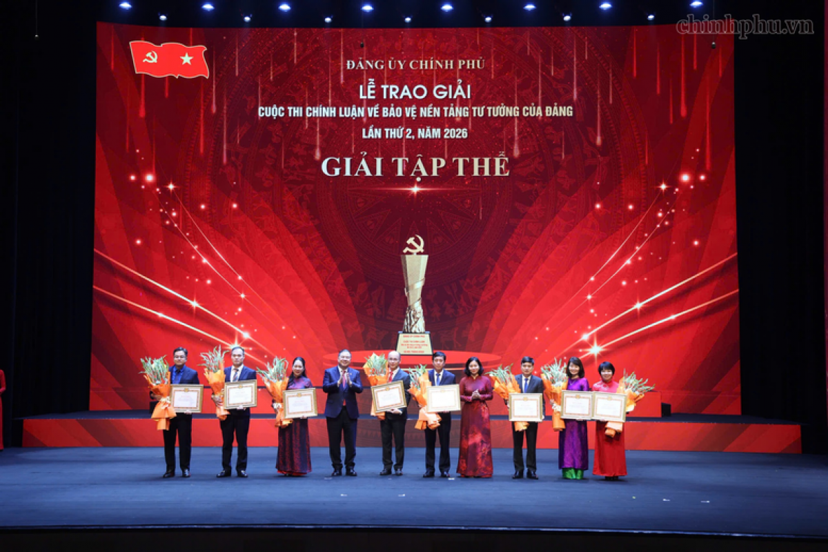 Đồng chí Phạm Gia Túc và đồng chí Nguyễn Thị Tuyến tặng Bằng khen của Ban Thường vụ Đảng ủy Chính phủ cho các tập thể - Ảnh: chinhphu.vn/Phương Nguyên