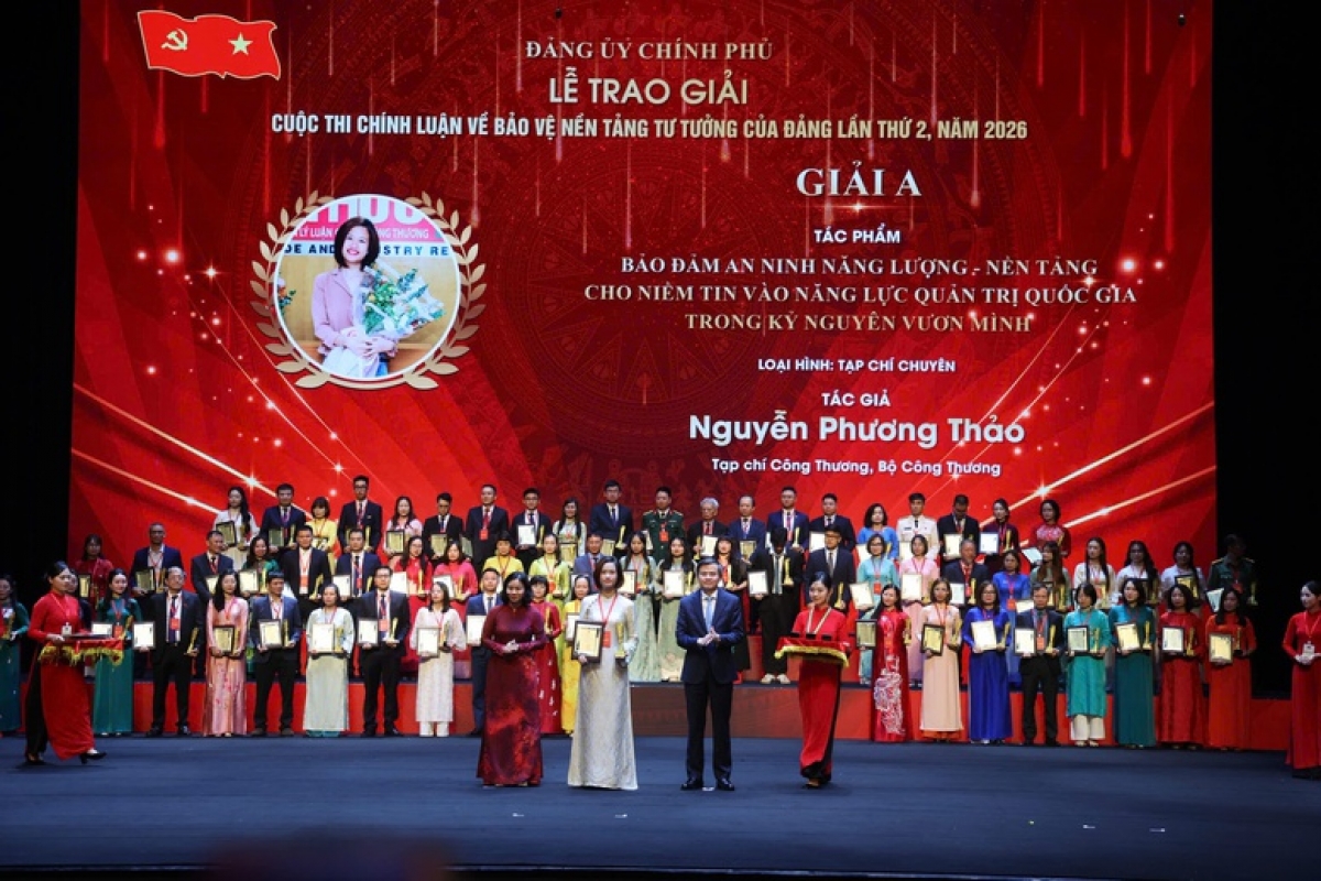 Đồng chí Đoàn Minh Huấn, Ủy viên Bộ Chính trị, Giám đốc Học viện Chính trị quốc gia Hồ Chí Minh, Phó Trưởng Ban Ban Chỉ đạo 35 Trung ương và đồng chí Nguyễn Thị Tuyến, Ủy viên Ban Chấp hành Trung ương Đảng, Phó Bí thư Đảng ủy Chính phủ trao giải A của Cuộc thi - Ảnh: chinhphu.vn/Phương Nguyên